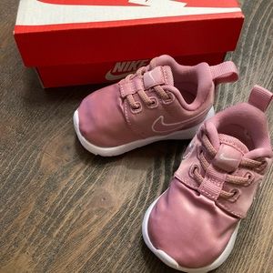 Nike Roshe One (TDV) baby girl size 2C in Elemental Pink Like New with box